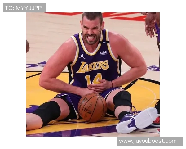 戴维斯左手受伤正在咨询多方专家以确定最佳治疗方案